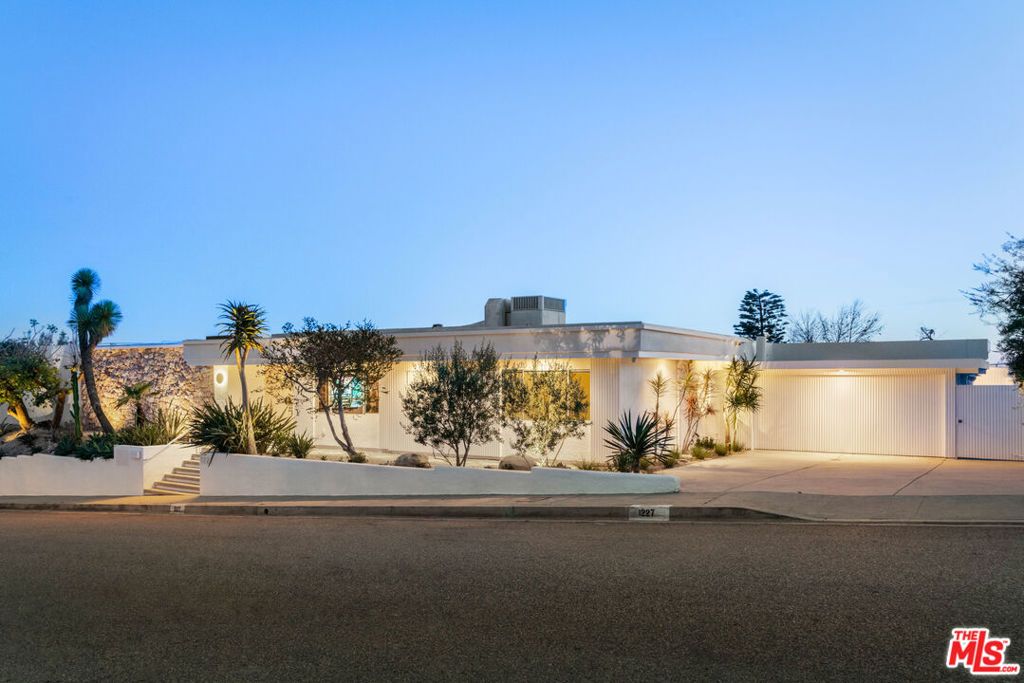 Image 46 of property listing at 1227 Tellem Drive, Pacific Palisades, CA 90272