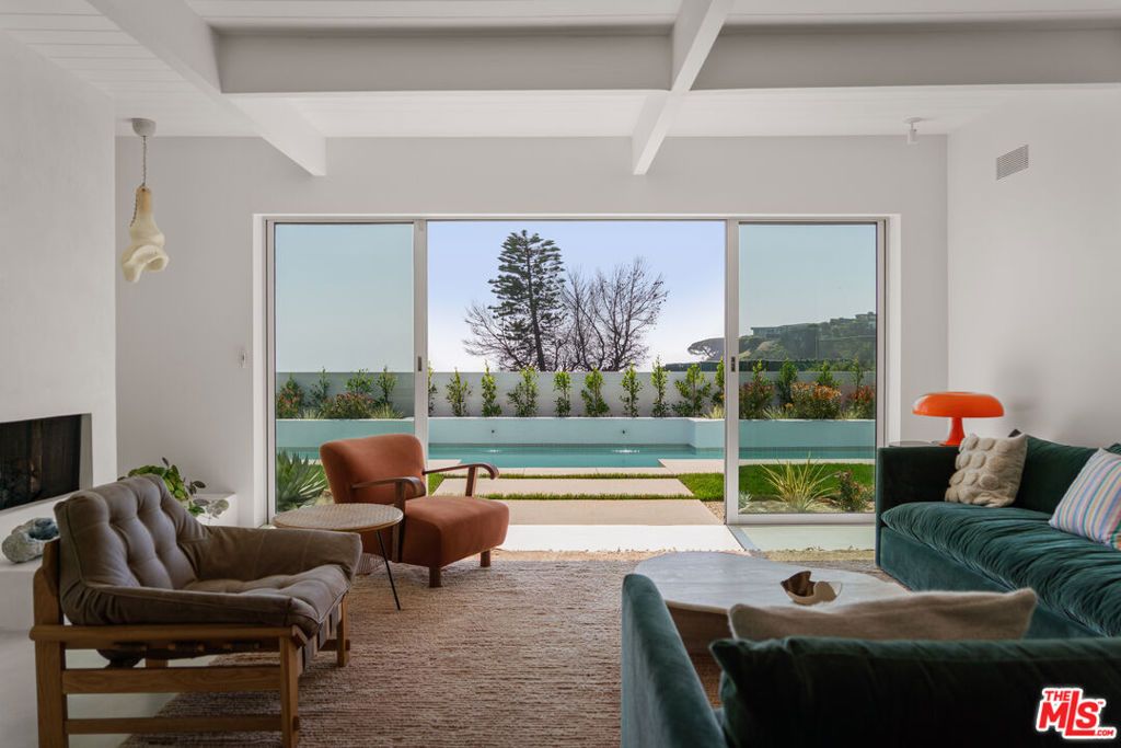 Image 5 of property listing at 1227 Tellem Drive, Pacific Palisades, CA 90272