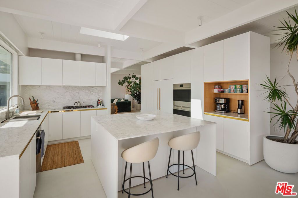 Image 9 of property listing at 1227 Tellem Drive, Pacific Palisades, CA 90272