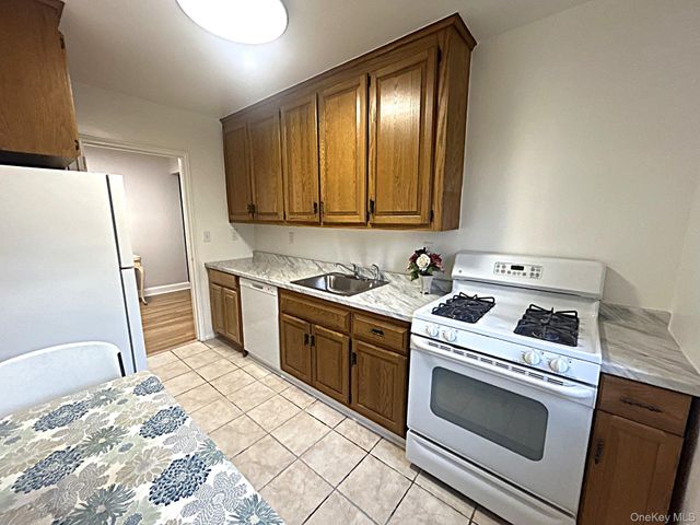 70 Lawrence Court B, White Plains, NY 10603