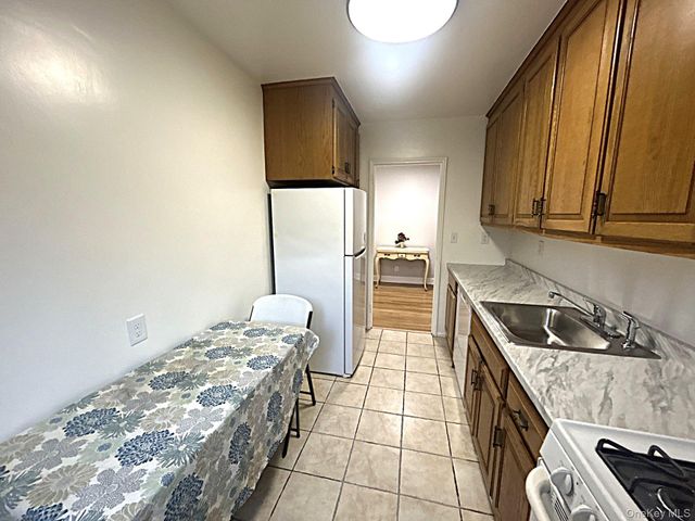 70 Lawrence Court B, White Plains, NY 10603