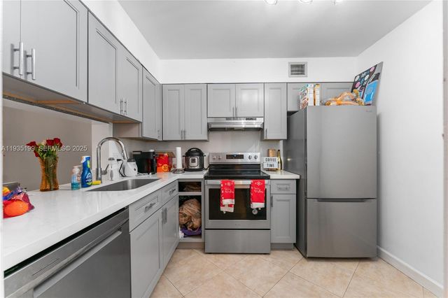 3021 N Oakland Forest Dr 208, Oakland Park, FL 33309