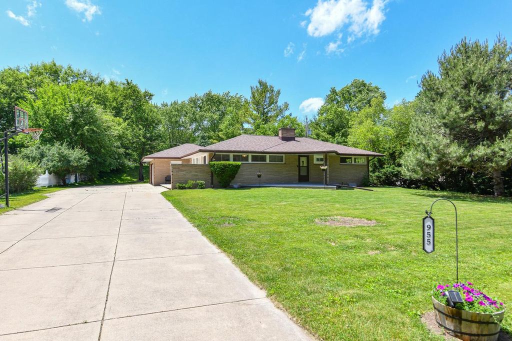 955 Garvens AVENUE, Brookfield, WI 53005