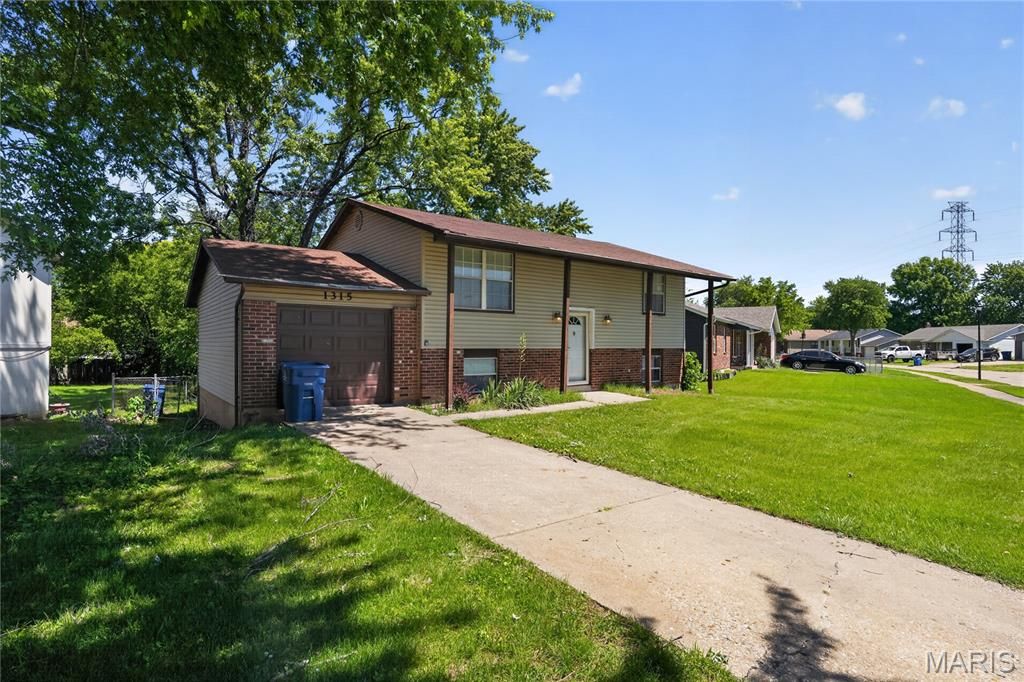 1315 Red River Drive, St Louis, MO 63138