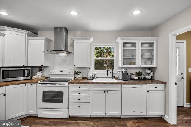 1049 ESTATES BLVD, Hamilton, NJ 08690