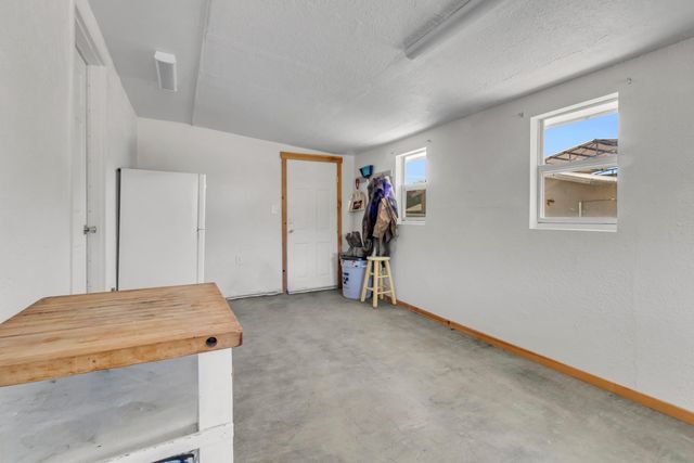 86 Molina Road, Peralta, NM 87042