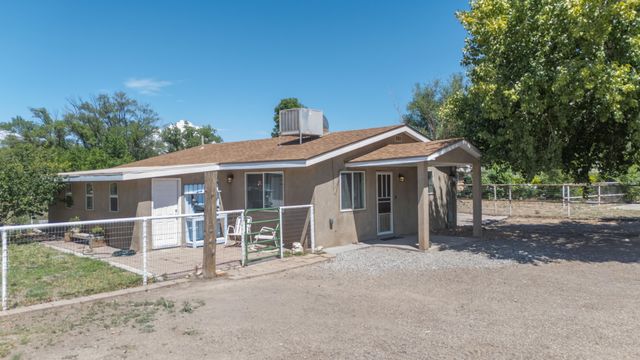 86 Molina Road, Peralta, NM 87042