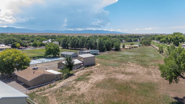 86 Molina Road, Peralta, NM 87042