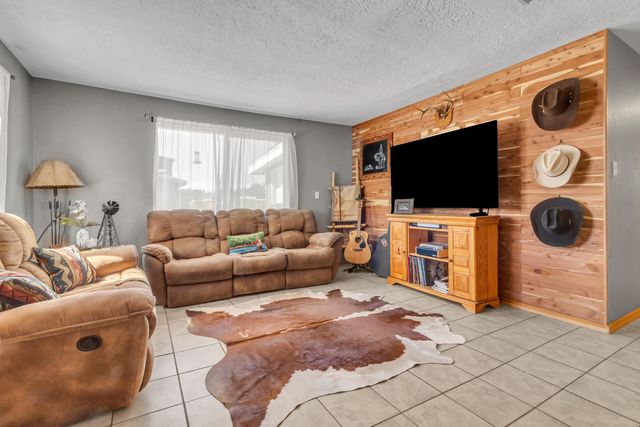 86 Molina Road, Peralta, NM 87042