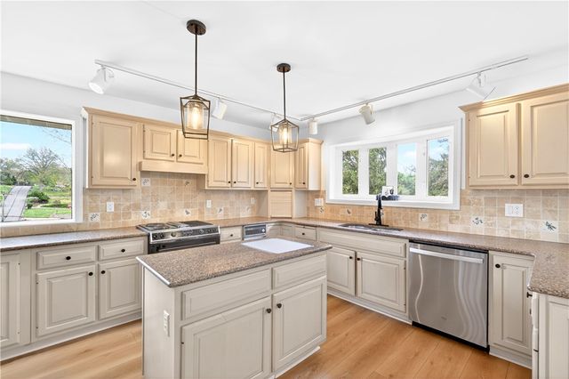 1700 Village Rd, Shaler, PA 15116