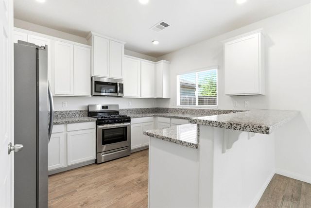 1101 S Royal Oak Place, Porterville, CA 93257