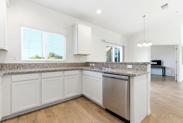 1101 S Royal Oak Place, Porterville, CA 93257