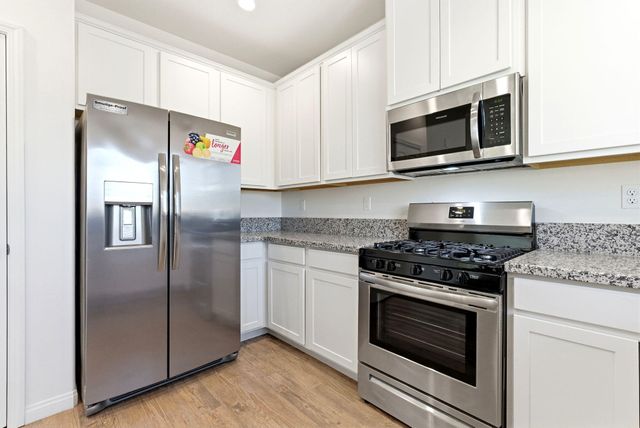 1101 S Royal Oak Place, Porterville, CA 93257