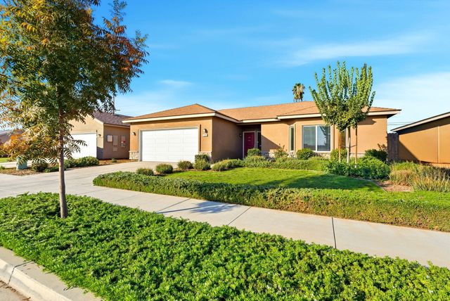 1101 S Royal Oak Place, Porterville, CA 93257