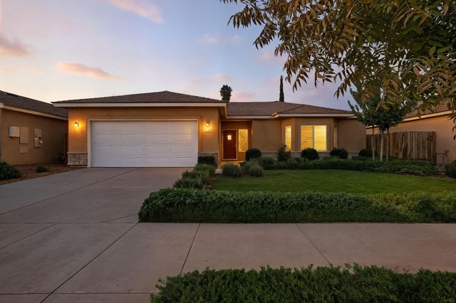 1101 S Royal Oak Place, Porterville, CA 93257