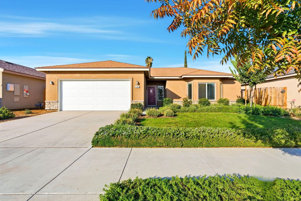1101 S Royal Oak Place, Porterville, CA 93257