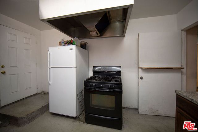 7112 S Victoria Avenue, Los Angeles, CA 90043
