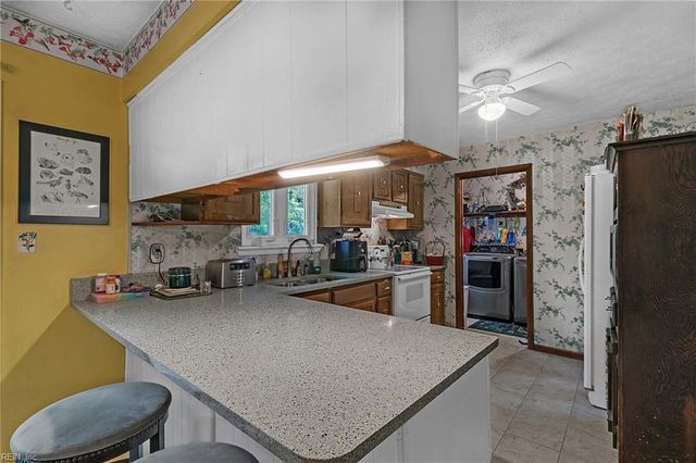 6592 Lake View DR, Gloucester, VA 23061