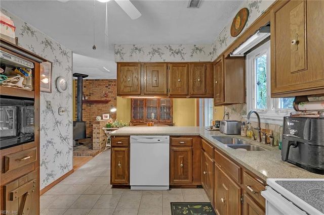 6592 Lake View DR, Gloucester, VA 23061