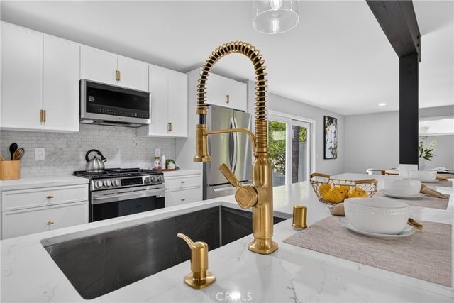 21530 Yucatan Avenue, Woodland Hills, CA 91364