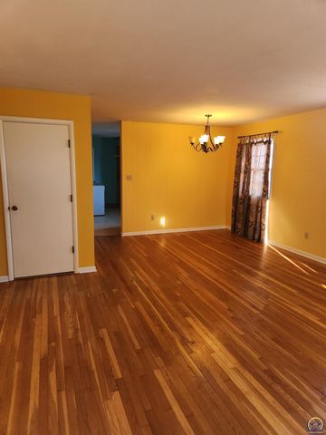 723 SW Cambridge AVE, Topeka, KS 66606