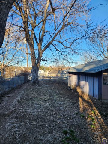 723 SW Cambridge AVE, Topeka, KS 66606