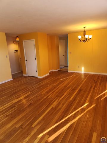 723 SW Cambridge AVE, Topeka, KS 66606