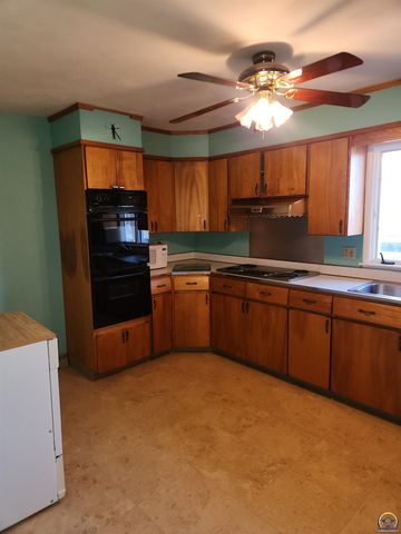 723 SW Cambridge AVE, Topeka, KS 66606