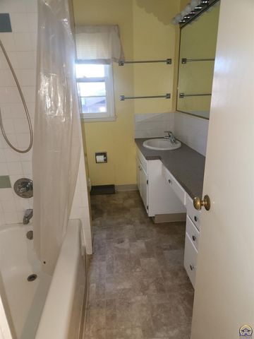 723 SW Cambridge AVE, Topeka, KS 66606