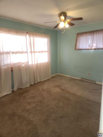 723 SW Cambridge AVE, Topeka, KS 66606