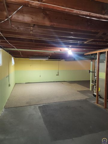 723 SW Cambridge AVE, Topeka, KS 66606