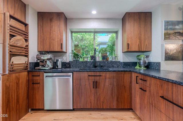 2471 Republic Way, Medford, OR 97504