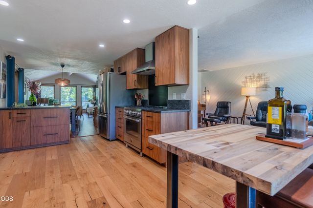 2471 Republic Way, Medford, OR 97504