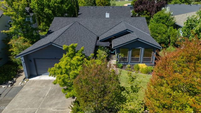 2471 Republic Way, Medford, OR 97504