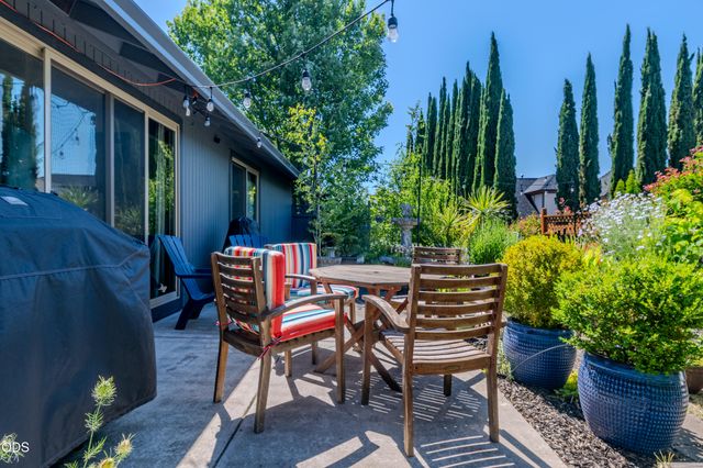 2471 Republic Way, Medford, OR 97504