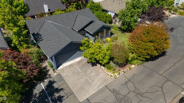 2471 Republic Way, Medford, OR 97504