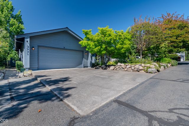 2471 Republic Way, Medford, OR 97504