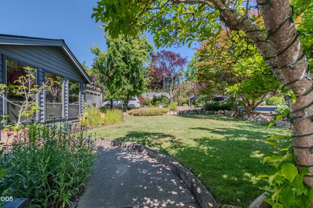 2471 Republic Way, Medford, OR 97504