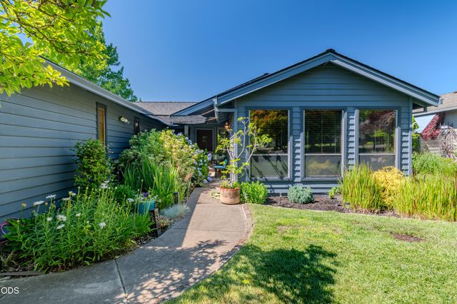 2471 Republic Way, Medford, OR 97504