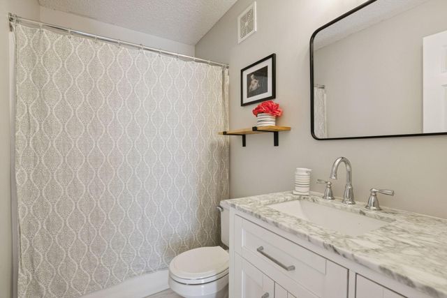 885 Braunworth Court, Chaska, MN 55318