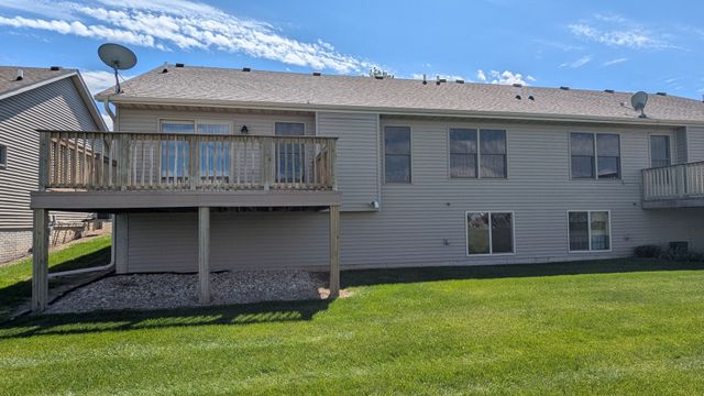 5431 Northwest Circle, Davenport, IA 52806