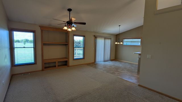 5431 Northwest Circle, Davenport, IA 52806