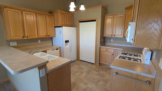 5431 Northwest Circle, Davenport, IA 52806