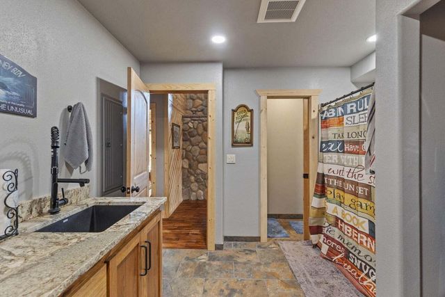 225 Eagle Ridge Road, Canyonville, OR 97417