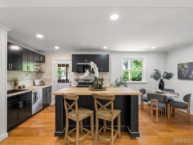 7065 Foxcroft Drive, St Louis, MO 63123