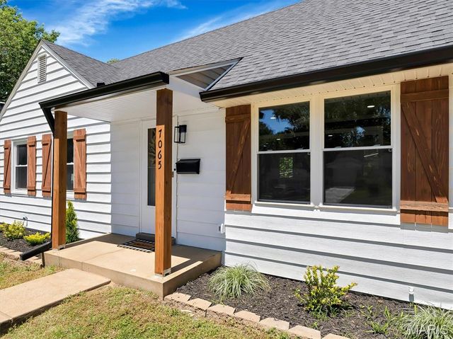 7065 Foxcroft Drive, St Louis, MO 63123