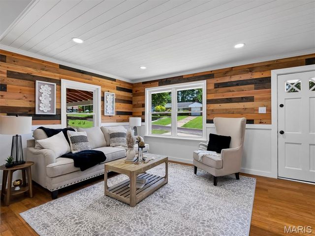 7065 Foxcroft Drive, St Louis, MO 63123