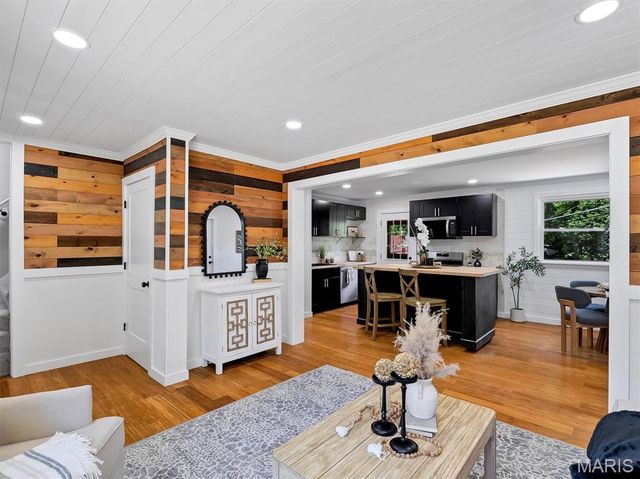 7065 Foxcroft Drive, St Louis, MO 63123