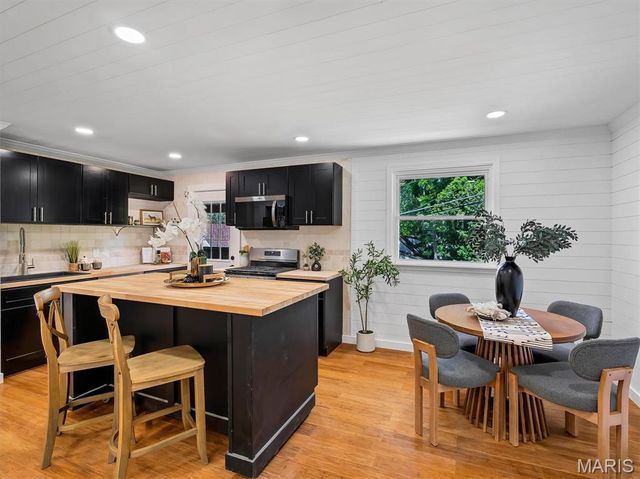 7065 Foxcroft Drive, St Louis, MO 63123