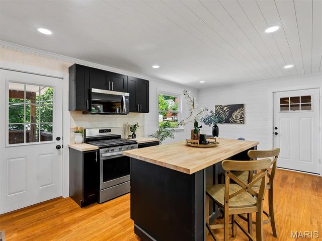 7065 Foxcroft Drive, St Louis, MO 63123